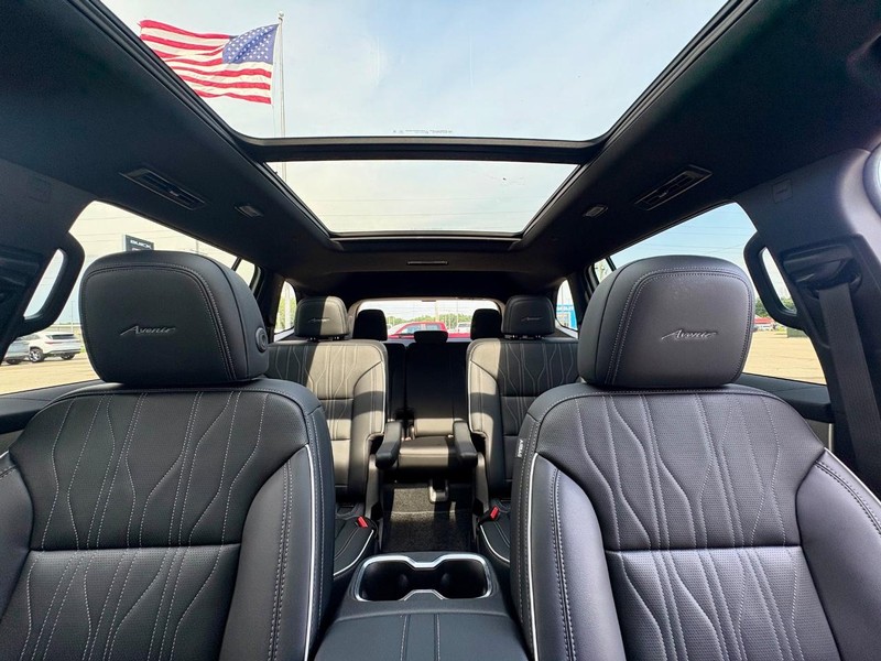 Buick Enclave Vehicle Full-screen Gallery Image 32
