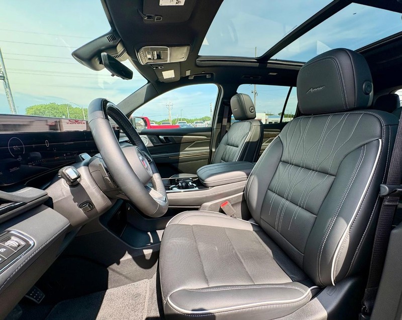 Buick Enclave Vehicle Full-screen Gallery Image 35