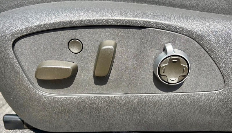 Buick Enclave Vehicle Full-screen Gallery Image 36