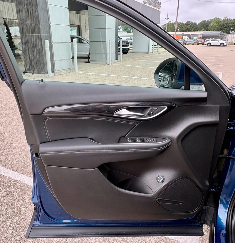 Buick Envision Vehicle Full-screen Gallery Image 16