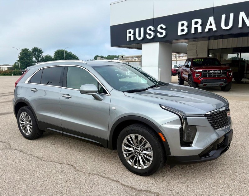 Cadillac XT4 Vehicle Full-screen Gallery Image 02