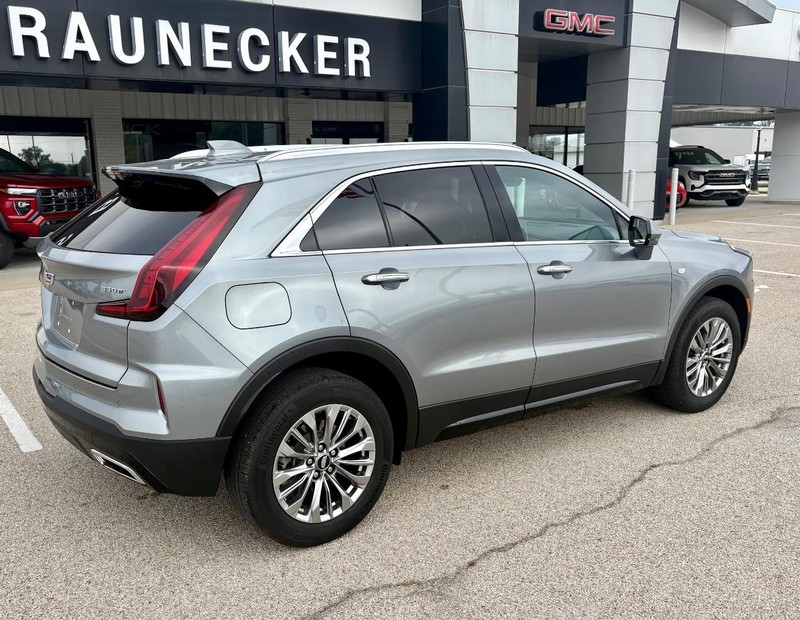 Cadillac XT4 Vehicle Full-screen Gallery Image 03