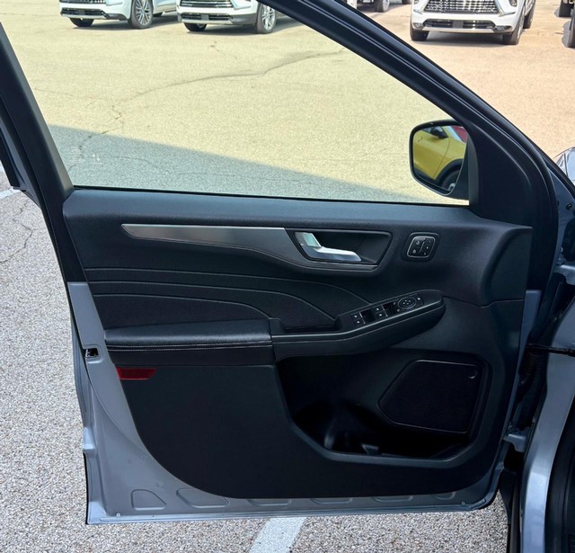 2022 Ford Escape Titanium thumbnail image 16
