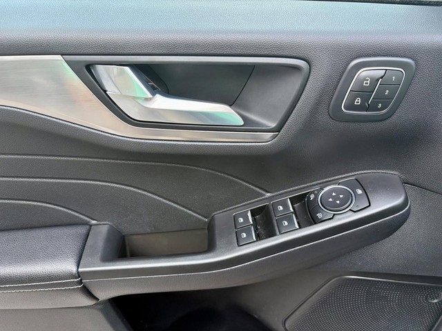2022 Ford Escape Titanium thumbnail image 17