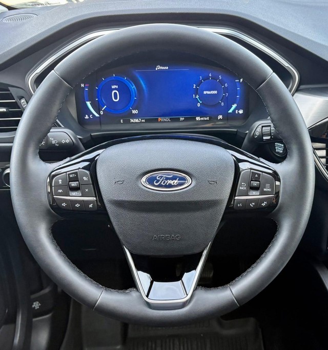 2022 Ford Escape Titanium thumbnail image 19