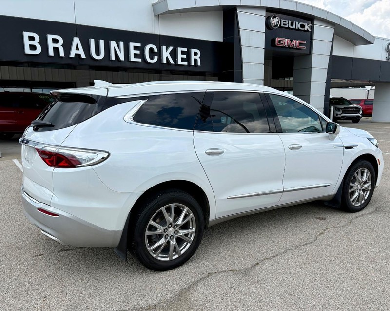 Buick Enclave Vehicle Full-screen Gallery Image 03