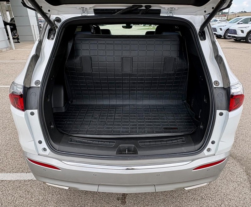 Buick Enclave Vehicle Full-screen Gallery Image 05