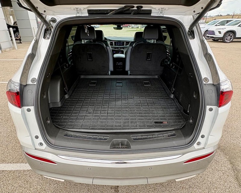 Buick Enclave Vehicle Full-screen Gallery Image 06