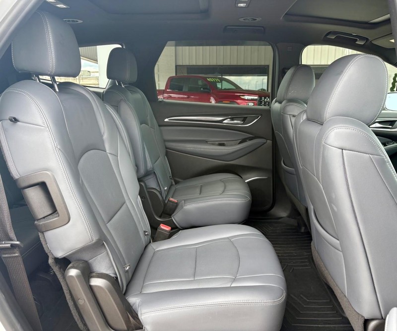 Buick Enclave Vehicle Full-screen Gallery Image 12