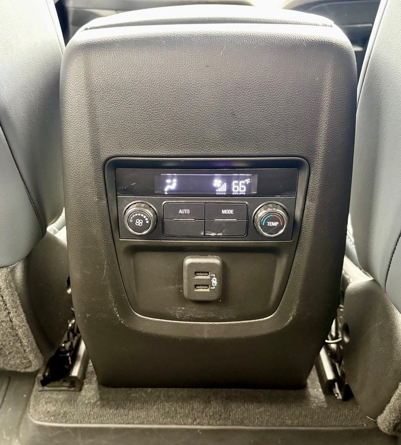 Buick Enclave Vehicle Full-screen Gallery Image 13