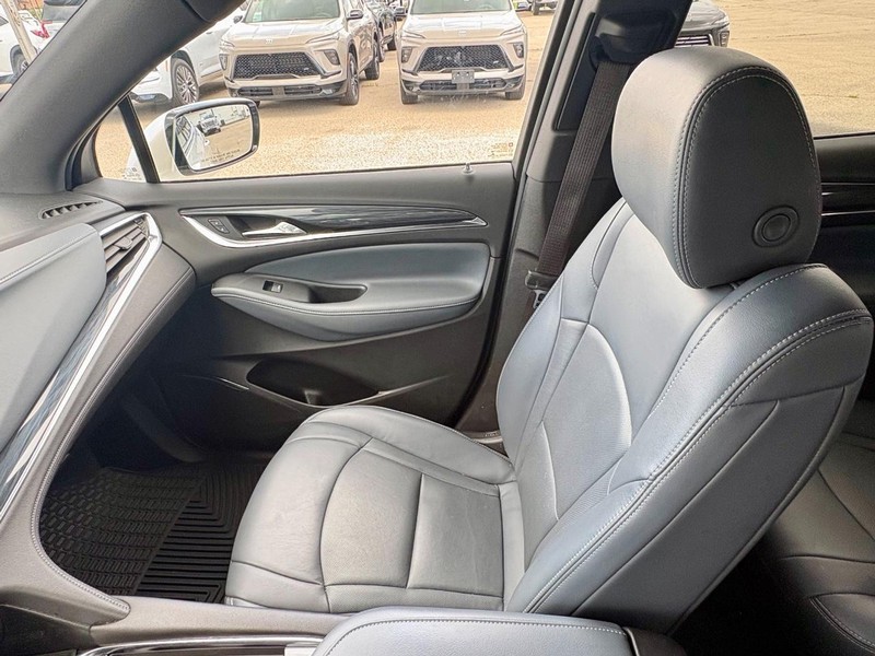 Buick Enclave Vehicle Full-screen Gallery Image 17