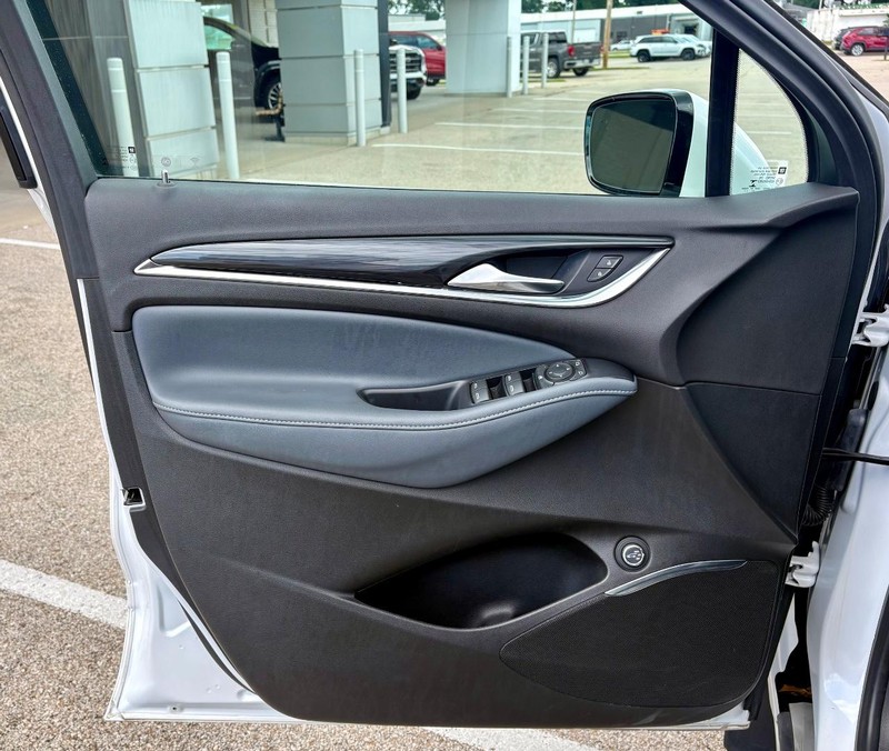 Buick Enclave Vehicle Full-screen Gallery Image 18