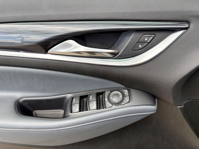Buick Enclave Vehicle Full-screen Gallery Image 19