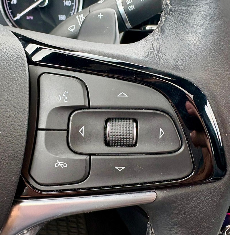 Buick Enclave Vehicle Full-screen Gallery Image 23