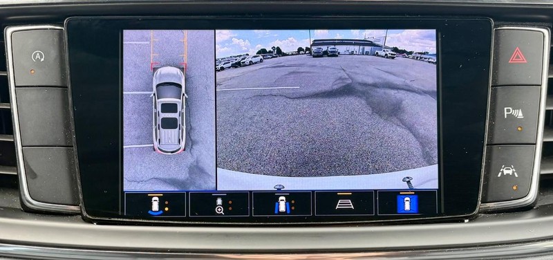Buick Enclave Vehicle Full-screen Gallery Image 27