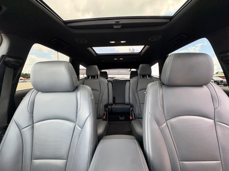 Buick Enclave Vehicle Full-screen Gallery Image 29