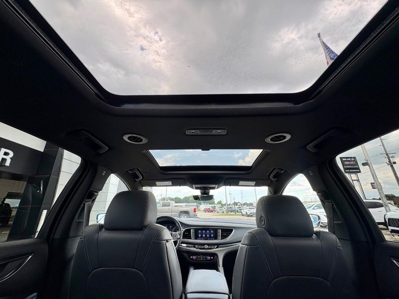 Buick Enclave Vehicle Full-screen Gallery Image 30