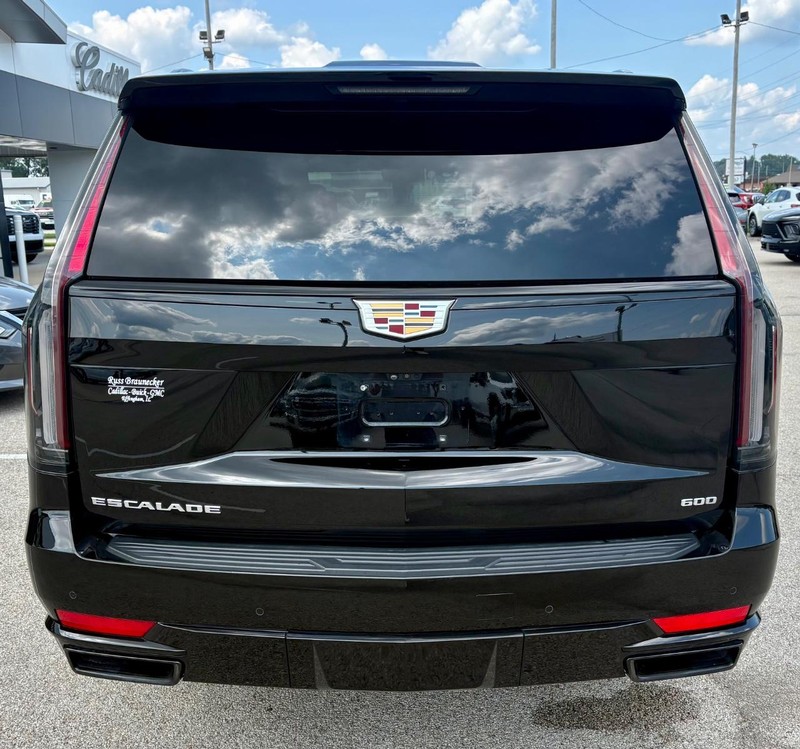 Cadillac Escalade Vehicle Full-screen Gallery Image 04