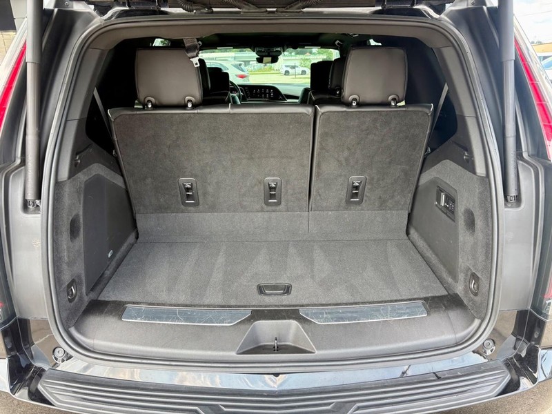 Cadillac Escalade Vehicle Full-screen Gallery Image 05