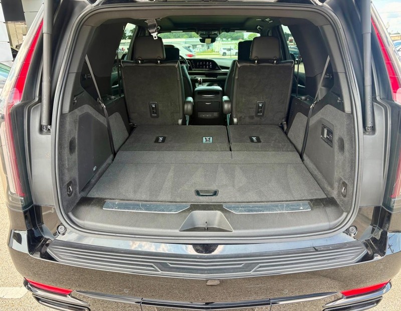 Cadillac Escalade Vehicle Full-screen Gallery Image 06