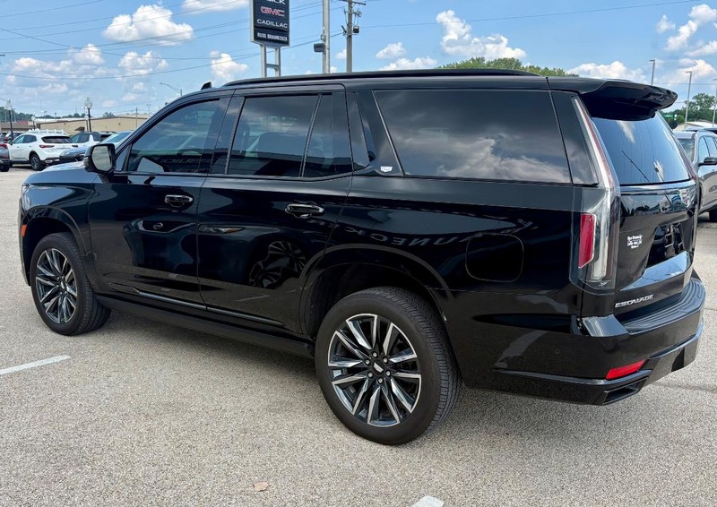 Cadillac Escalade Vehicle Full-screen Gallery Image 08