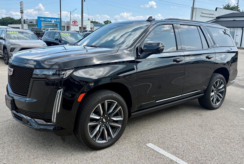 Cadillac Escalade Vehicle Full-screen Gallery Image 10