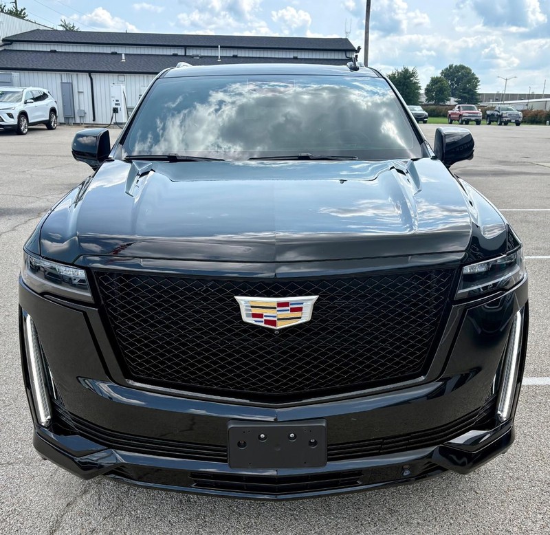 Cadillac Escalade Vehicle Full-screen Gallery Image 11