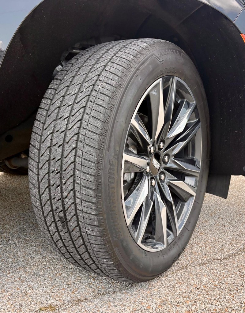 Cadillac Escalade Vehicle Full-screen Gallery Image 13