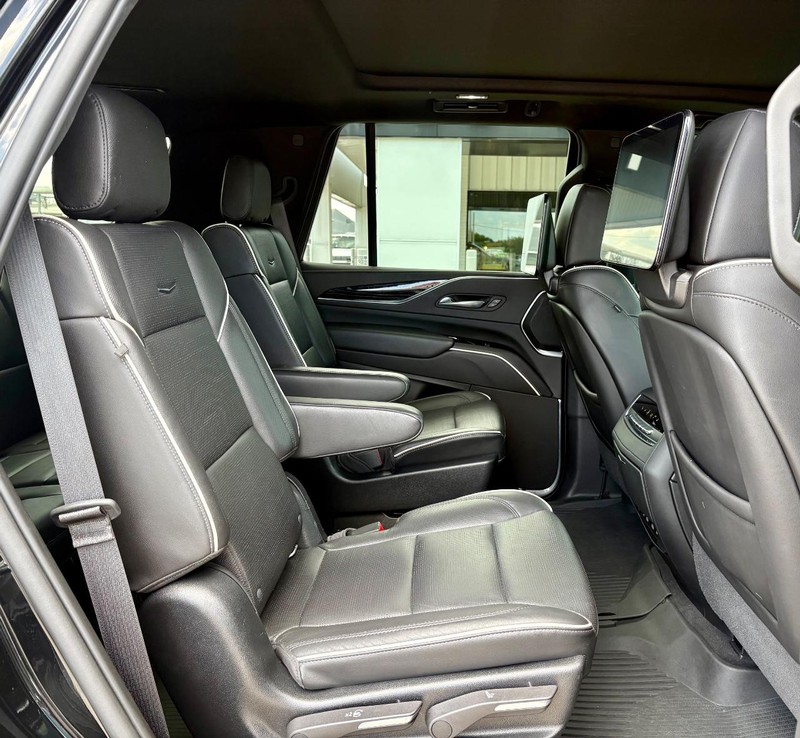 Cadillac Escalade Vehicle Full-screen Gallery Image 14