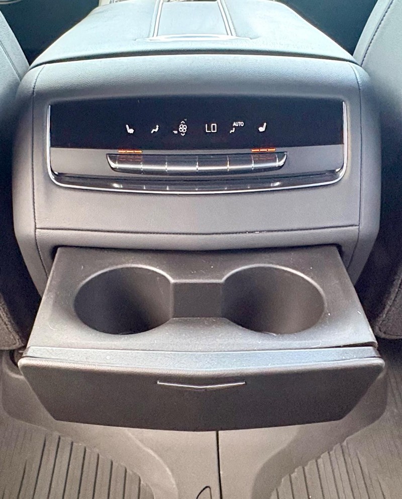 Cadillac Escalade Vehicle Full-screen Gallery Image 15