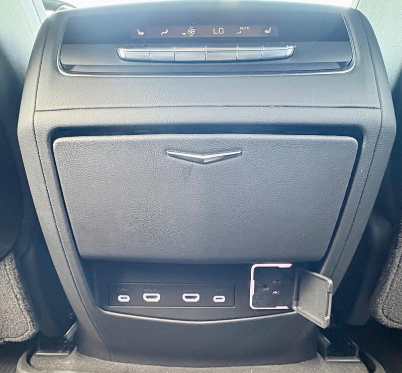 Cadillac Escalade Vehicle Full-screen Gallery Image 16