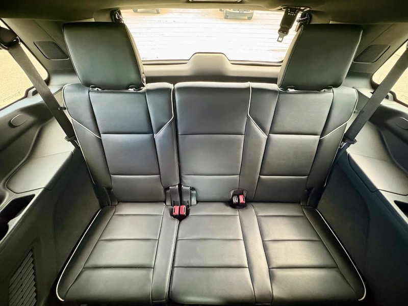 Cadillac Escalade Vehicle Full-screen Gallery Image 17