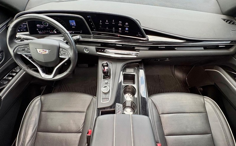 Cadillac Escalade Vehicle Full-screen Gallery Image 18