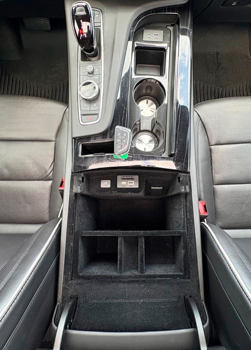 Cadillac Escalade Vehicle Full-screen Gallery Image 19