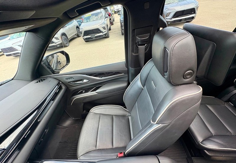 Cadillac Escalade Vehicle Full-screen Gallery Image 20