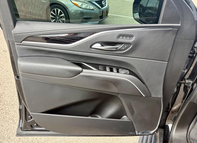 Cadillac Escalade Vehicle Full-screen Gallery Image 21