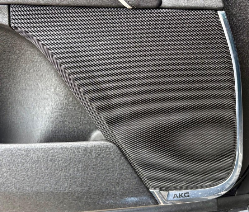 Cadillac Escalade Vehicle Full-screen Gallery Image 23