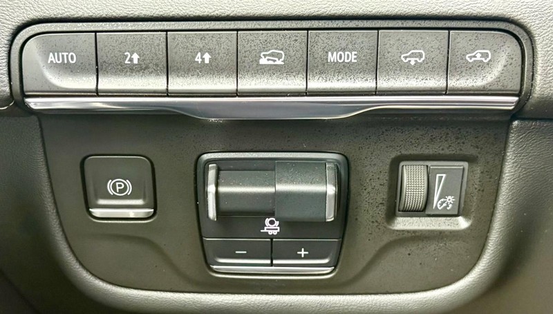 Cadillac Escalade Vehicle Full-screen Gallery Image 24