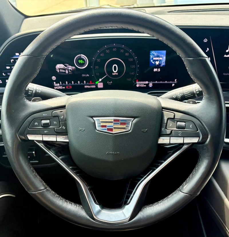 Cadillac Escalade Vehicle Full-screen Gallery Image 26