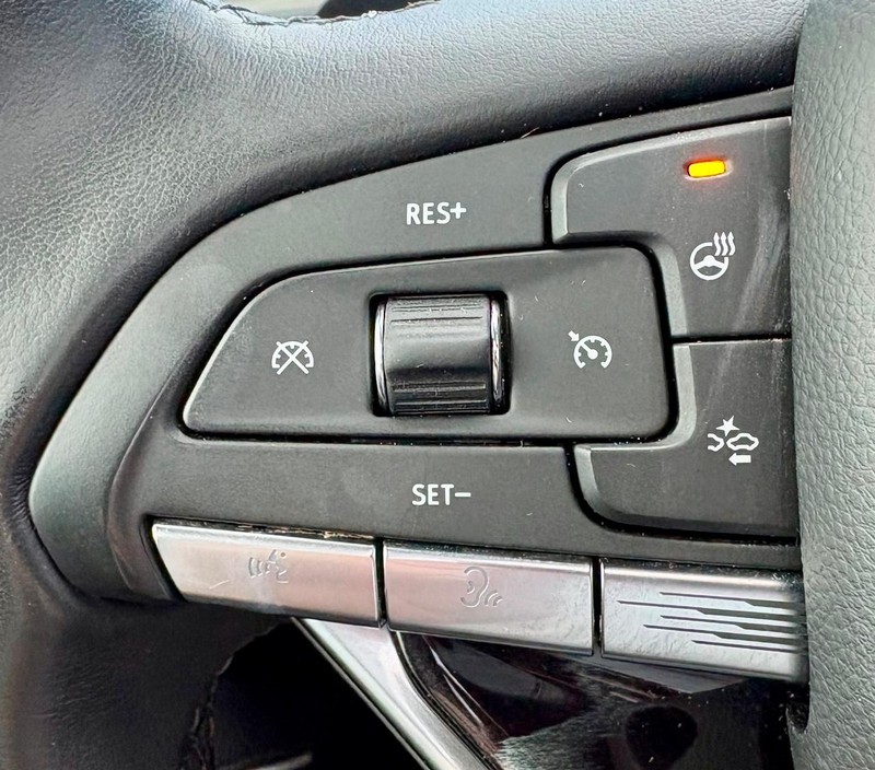 Cadillac Escalade Vehicle Full-screen Gallery Image 27