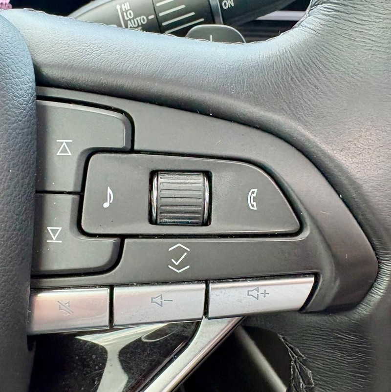 Cadillac Escalade Vehicle Full-screen Gallery Image 28