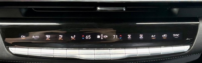 Cadillac Escalade Vehicle Full-screen Gallery Image 33