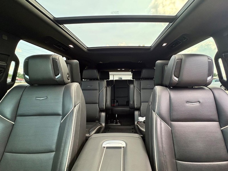 Cadillac Escalade Vehicle Full-screen Gallery Image 34