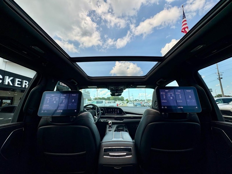 Cadillac Escalade Vehicle Full-screen Gallery Image 35