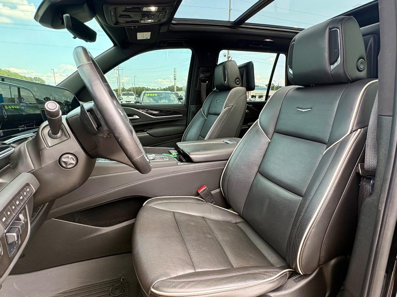 Cadillac Escalade Vehicle Full-screen Gallery Image 37