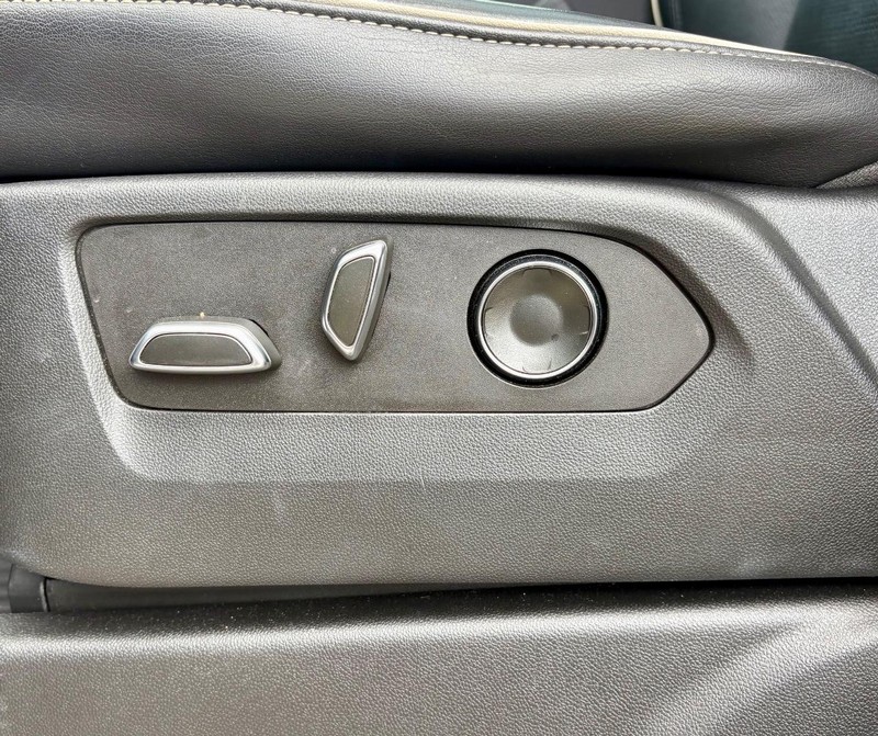 Cadillac Escalade Vehicle Full-screen Gallery Image 38