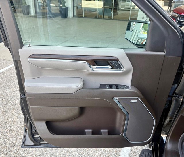 2022 GMC Sierra 1500 4WD SLT Crew Cab thumbnail image 17