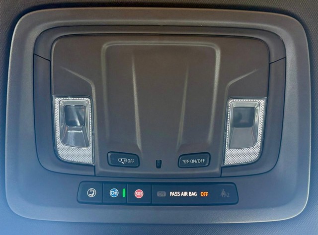 2022 GMC Sierra 1500 4WD SLT Crew Cab thumbnail image 30
