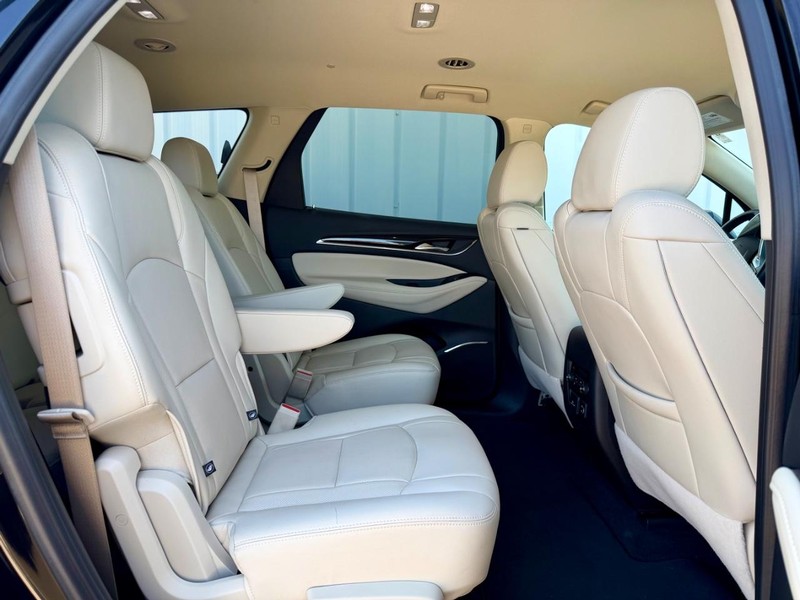 Buick Enclave Vehicle Full-screen Gallery Image 13