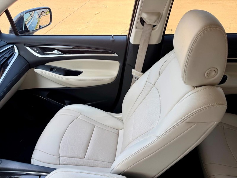 Buick Enclave Vehicle Full-screen Gallery Image 16